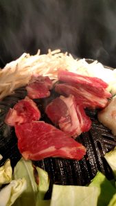 焼き上げられるラム肉