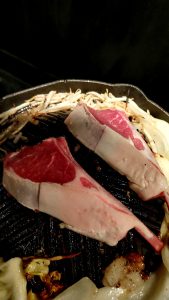 焼き上げられるラム骨付きロース