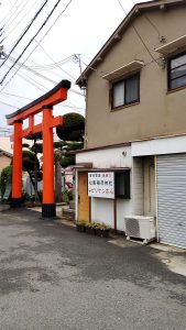 神社の鳥居が目印