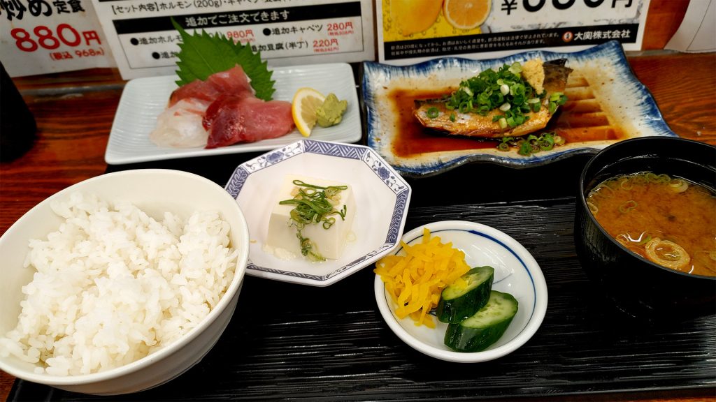 刺身盛合わせと煮さば定食