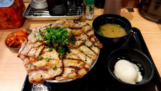 蒲焼き豚丼と温玉&味噌汁セット