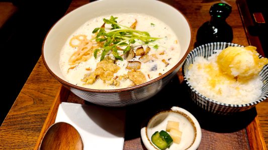 玉子天かけごはんとポルチーニと牡蠣のクリームうどん