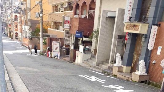 生田警察署の西側の道