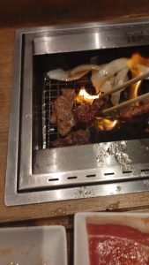 お肉を焼きます