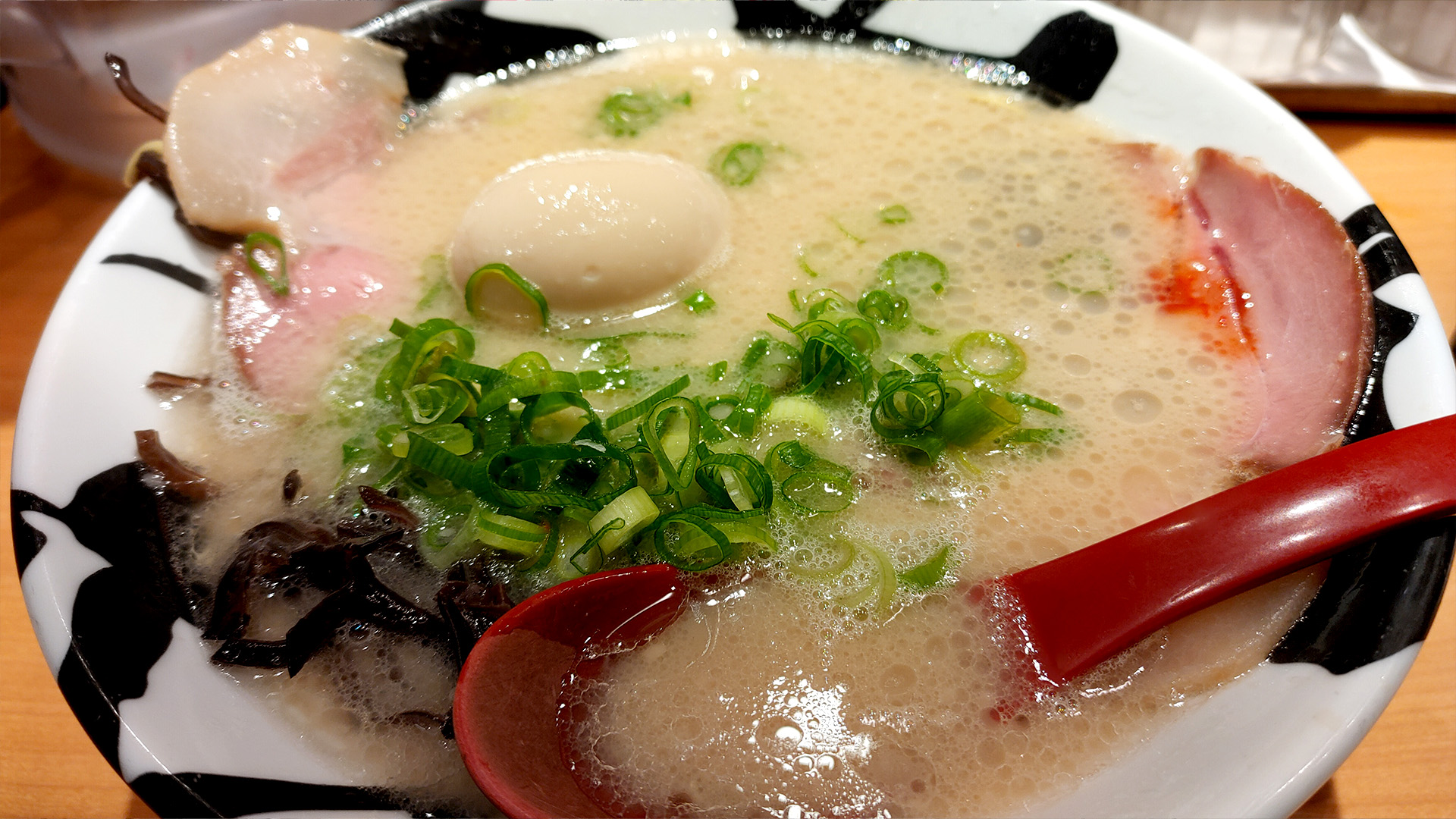 【神戸グルメ】三宮駅から徒歩2分！まろやかな豚骨ラーメンやユニークなラーメンが堪能できるラーメン屋さん