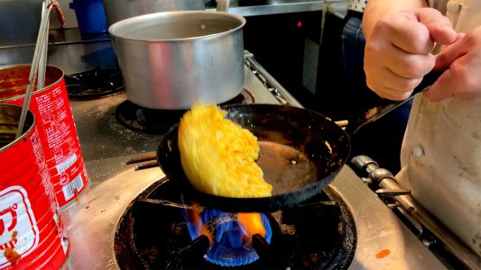 定食用の卵焼きを準備