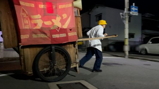 屋台を引いて徒歩で移動