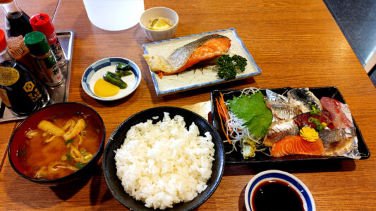 お刺身定食と焼き鮭