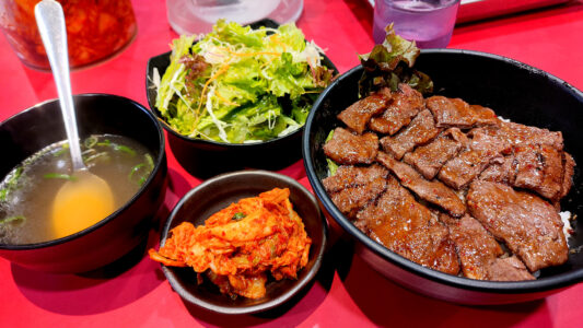 ハラミ丼とスープとサラダとキムチ