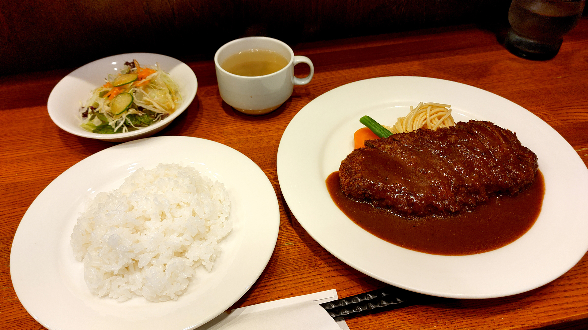 【神戸グルメ】いつも行列が出来る人気店！ 新開地にある洋食屋さん