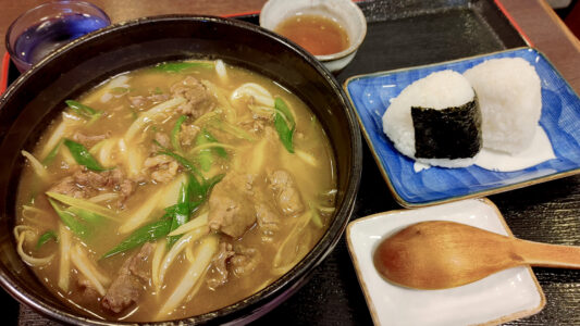 肉カレーうどんとおにぎり