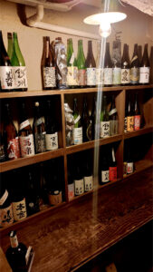 日本酒がずらっと並ぶ冷蔵庫