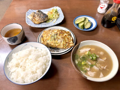 ごはん・豚汁・焼きサバ・キャベツのオムレツ・きゅうりの漬物