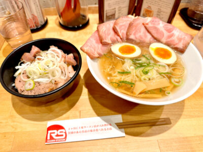 炙りチャーシュー丼と魚介旨塩ラーメン