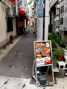 鉄板焼 銀の裏 北野坂の路地