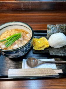 うどんつる太 牛油かすうどん おにぎりとだし巻きのセット