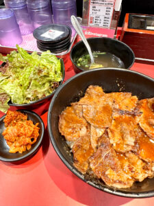 焼肉丼十番 あいもり丼（並） スープサラダセット