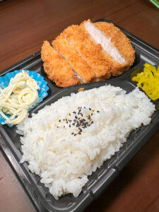 串の上にも3年 厚切りロースカツ弁当