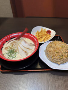 みなと軒 セントラルキッチン店（別亭みなと軒） とんこつキング 炒飯並セットとフライドポテト