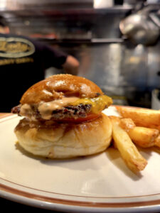 HYOE'S BURGERS + FRIES トマトバーガー