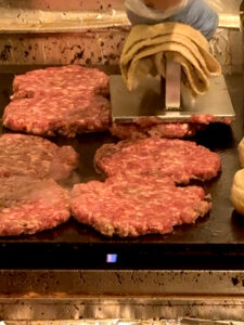 HYOE'S BURGERS + FRIES 調理中